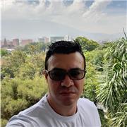 Soy abogado especialista en contratación estatal, con diplomado en pedagogía basada en competencias, amante del derecho penal y las ciencias políticas, apasionado por el deporte, auto crítico y con ganas de aprender de todos las personas, mi metodología e